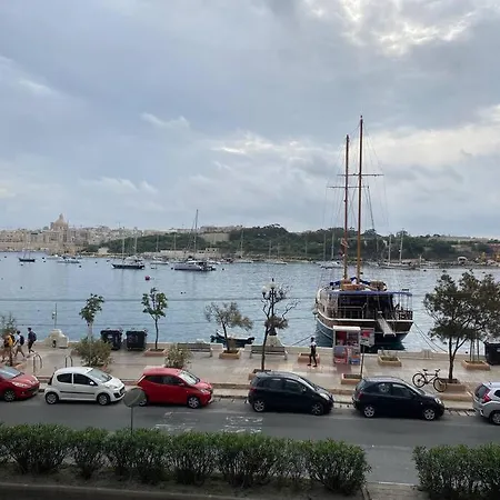 Beautiful Seafront In With Valletta View Apartman *